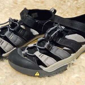 Kid's Unisex KEEN brand outdoor shoes hiking sandals size 4